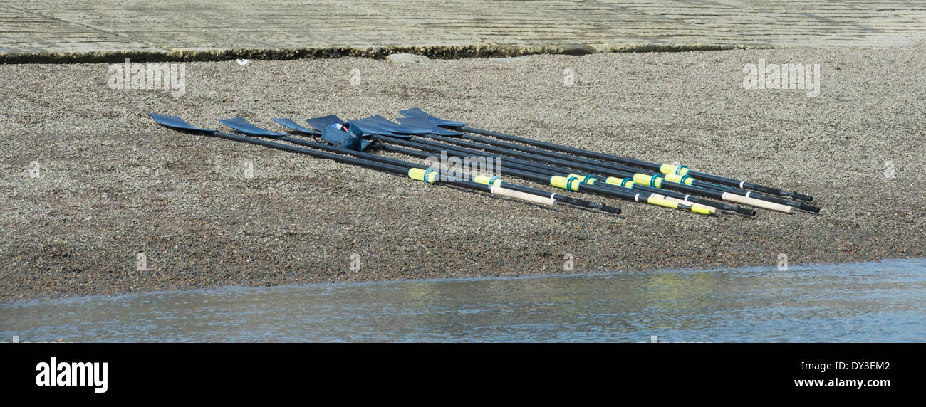 London, UK. 5. April 2014. Ausflug mit dem Boot Oxford University Boat Club Blue in Vorbereitung für die Universitäten Regatta am Sonntag, 6. April 2014 zu üben.  Lage:-Themse zwischen Putney (Start) und Mortlake.   OUBC blaue Bootscrew (Dark Blue Tops):-Bogen: Sturm UrU, 2: Tom Watson, 3 Karl Hudspith, 4 Thomas Swartz, 5 Malcolm Howard, 6 Michael Di Santo, 7, Sam O'Connor, Schlaganfall: Constantine Louloudis, Cox: Laurence Harvey, Cheftrainer: Sean Bowden. Bildnachweis: Duncan Grove/Alamy Live-Nachrichten Stockfoto