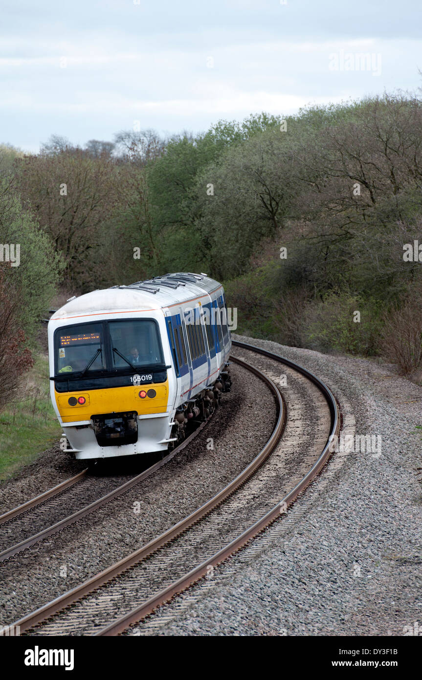 Chiltern Railways Klasse 165 Zug, weggehen, Hatton Norden Kreuzung, Warwickshire, UK Stockfoto Chiltern Railways Klasse 165 Zug, weggehen, Hatton Norden Kreuzung, Warwickshire, UK Stockfoto