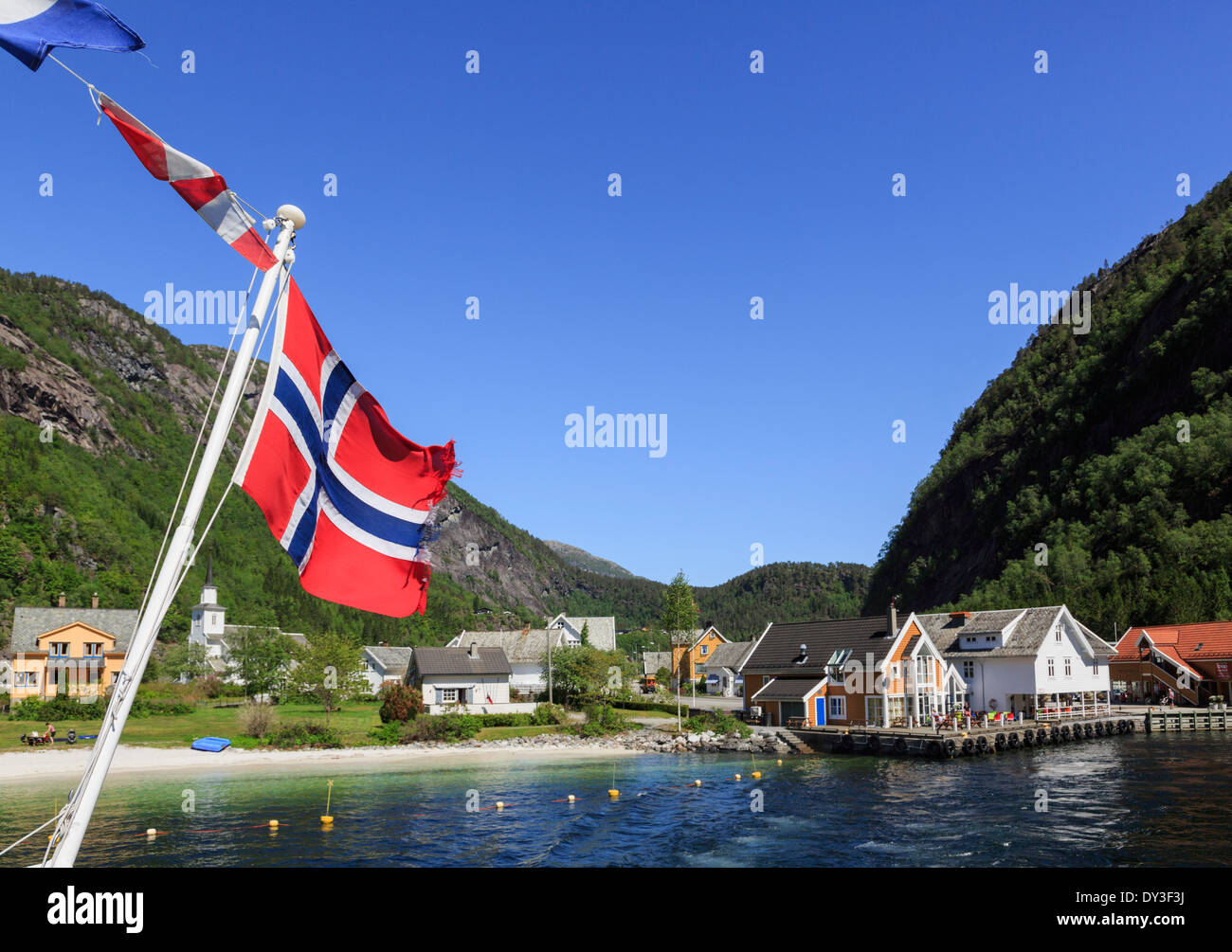 Norwegen Flagge auf Sightseeing Boot auf Mofjorden verlassen ziemlich norwegischen Dorf von Mo, Modalen, Hordaland, Norwegen, Skandinavien Stockfoto
