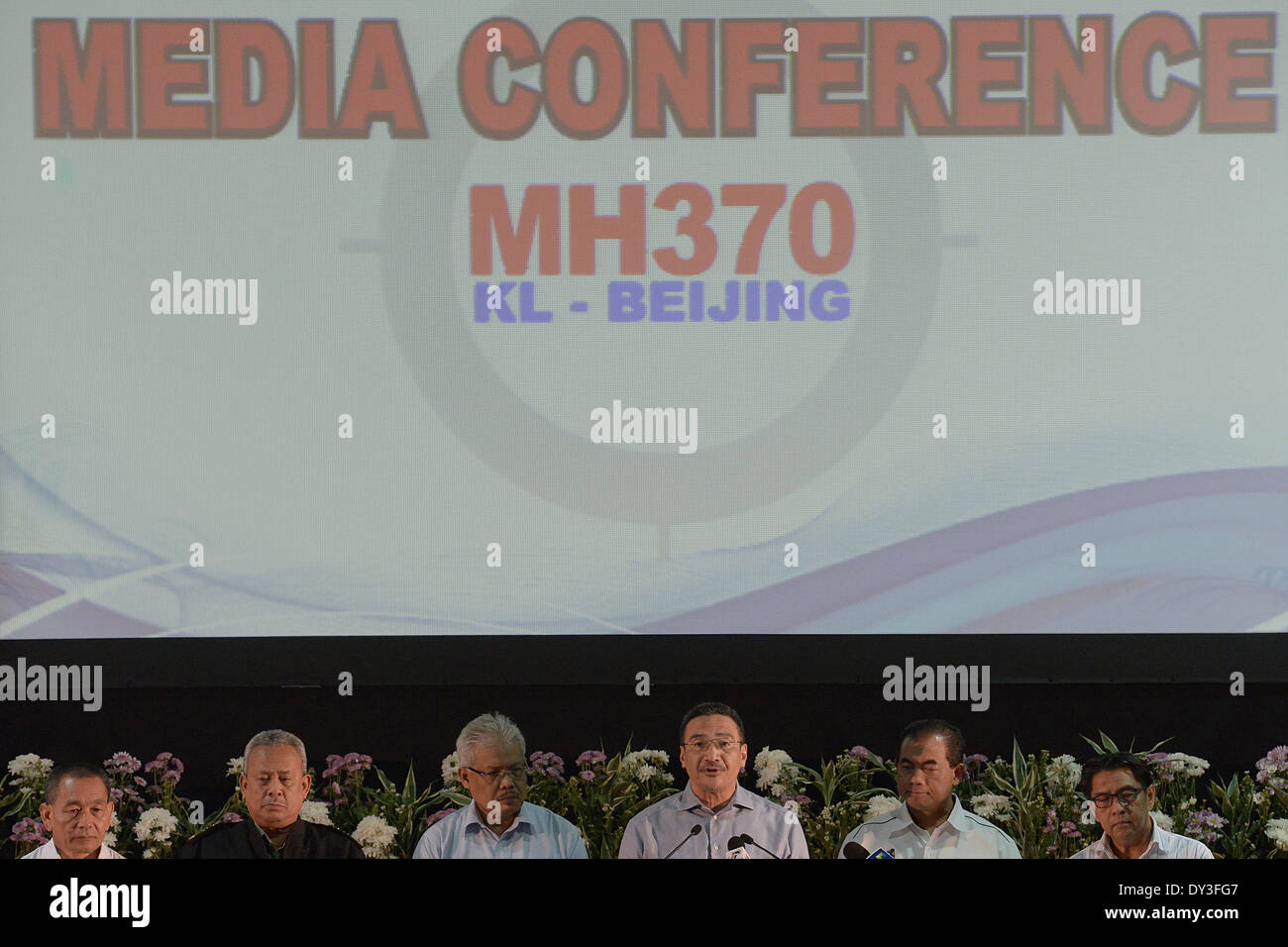 5. April 2014 - Kuala Lumpur, Malaysia - malaysische Minister für Verteidigung und Schauspielerei Verkehrsminister Hishammuddin Hussein liefert eine Erklärung zu den Medien auf die fehlende Malaysia Airlines Flug MH370 am Putra World Trade Center (PWTC) in Kuala Lumpur am 5. April 2014. Ein US-Marine '' Blackbox '' Detektor debütiert mit Spannung erwartete in der oceanic Flug jagen MH370 am 4. April aber Australiens Suche Chef gewarnt war es Knirschen Zeit mit der Box Signal bald auslaufen. (Kredit-Bild: © Fazry Ismail/NurPhoto/ZUMAPRESS.com) Stockfoto