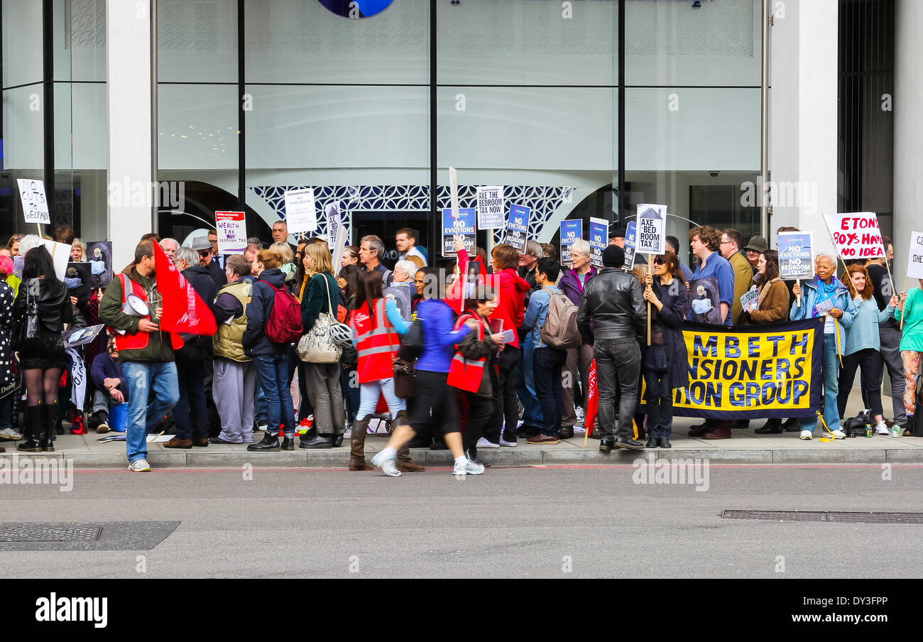 London, UK. 5. April 2014.  Eine große Gruppe von Menschen, die in der Nähe von Knightsbridge London über Räumungen und Schlafzimmer Tax Credit: Mike Clegg/Alamy Live News Stockfoto