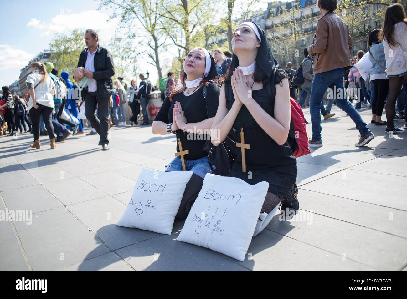 Paris, Frankreich. 5. April 2014. Kissen Kampf Tag 2014 in Paris am Platz der Republik, am 5. April 2014. Rund hundert Menschen mit Kostümen und Kissen kämpften zusammen eine Stunde. (Foto von Michael Bunel/NurPhoto) Bildnachweis: Michael Bunel/NurPhoto/ZUMAPRESS.com/Alamy Live-Nachrichten Stockfoto