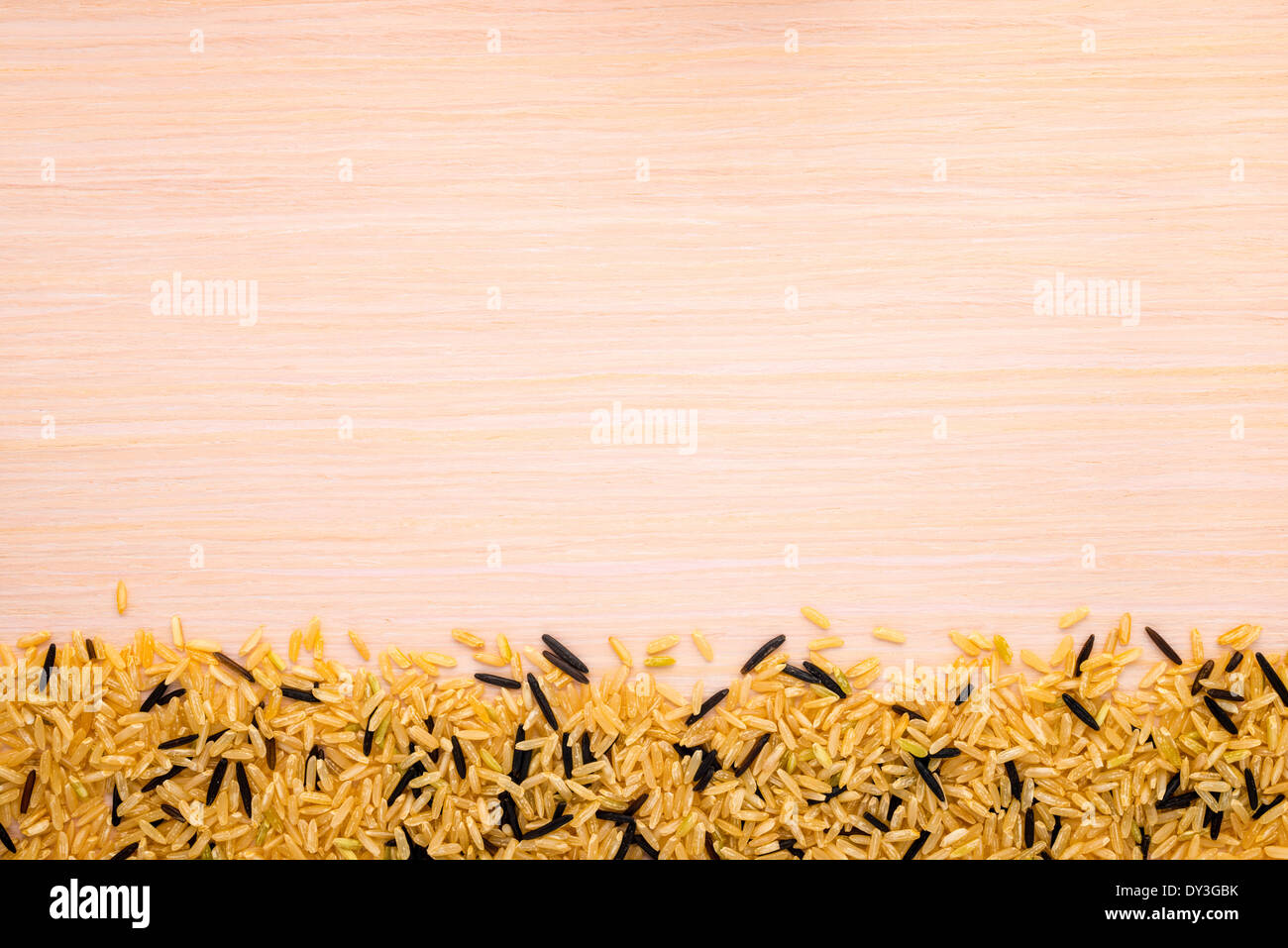 Braun und wild Trockenreis auf Holz Hintergrund Stockfoto