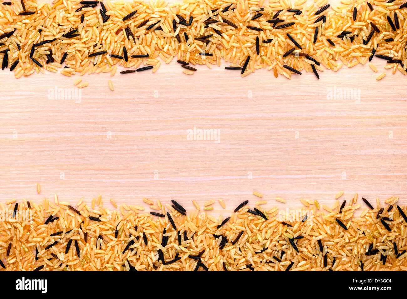 Braun und wild Trockenreis auf einem hölzernen Hintergrund Stockfoto