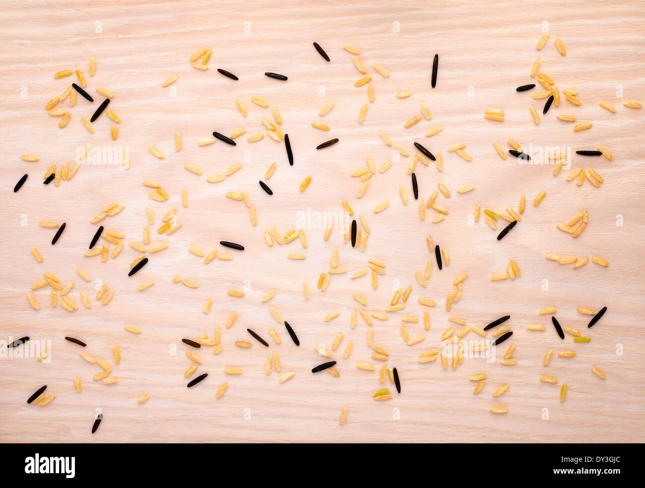 Braun und wild Trockenreis auf Holz Hintergrund, ländlichen Stil Stockfoto