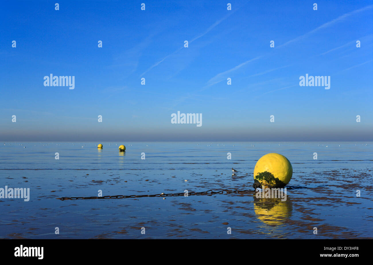 Gelben Bojen auf Heacham Strand bei Ebbe. Stockfoto