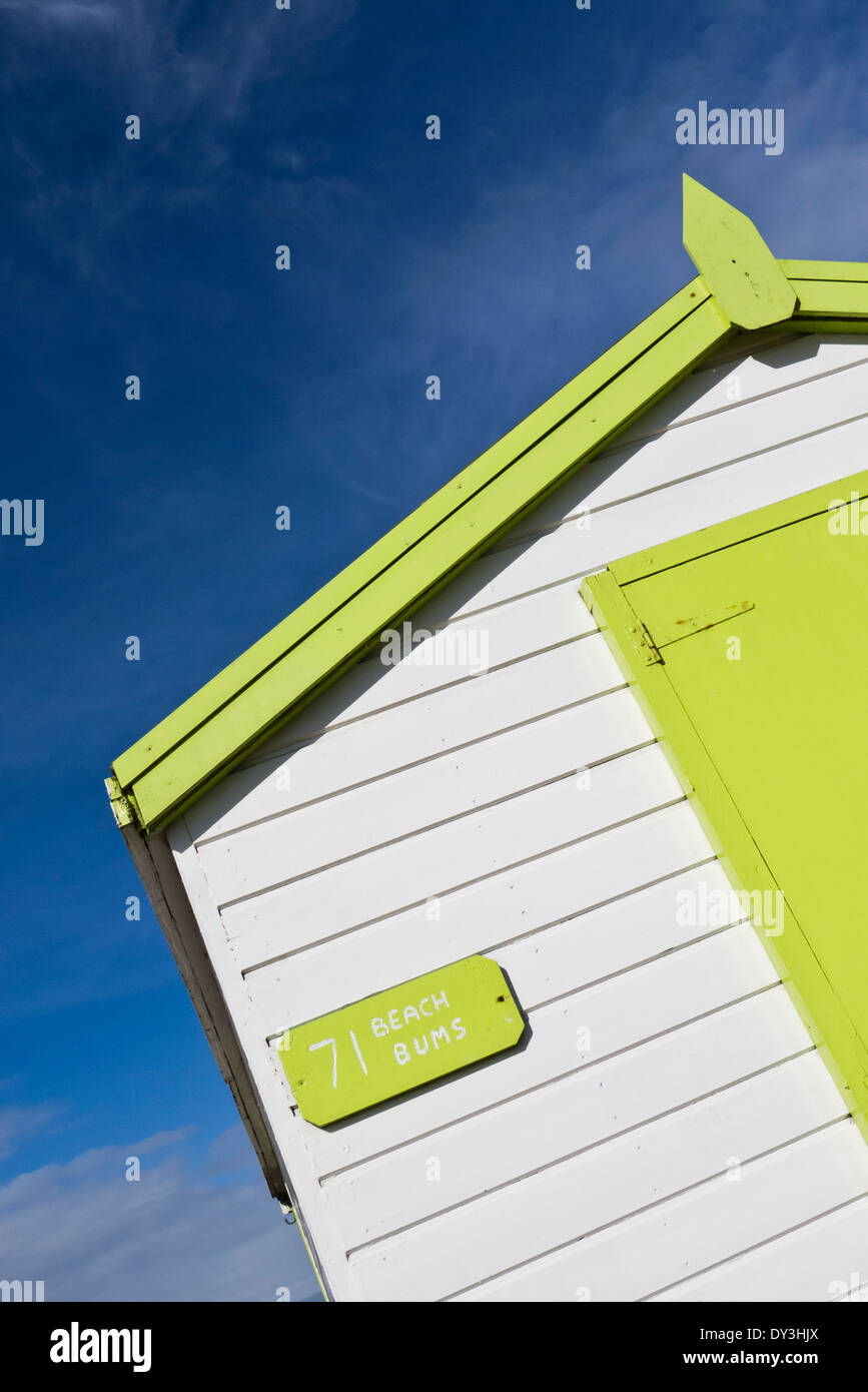 "Beach Bums" Schild an einer weißen und grünen Strandhütte. Stockfoto