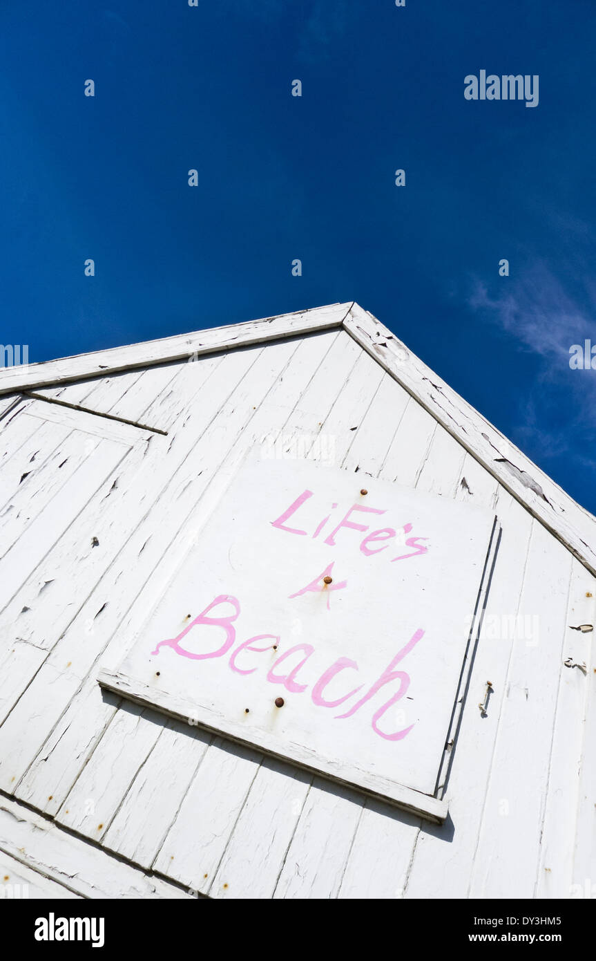 'LiFe es A Beach' gemalt Zeichen auf einer weißen Strand-Hütte. Stockfoto