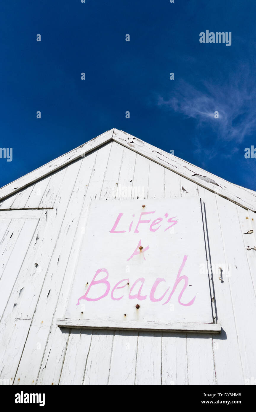 'LiFe es A Beach' gemalt Zeichen auf einer weißen Strand-Hütte. Stockfoto