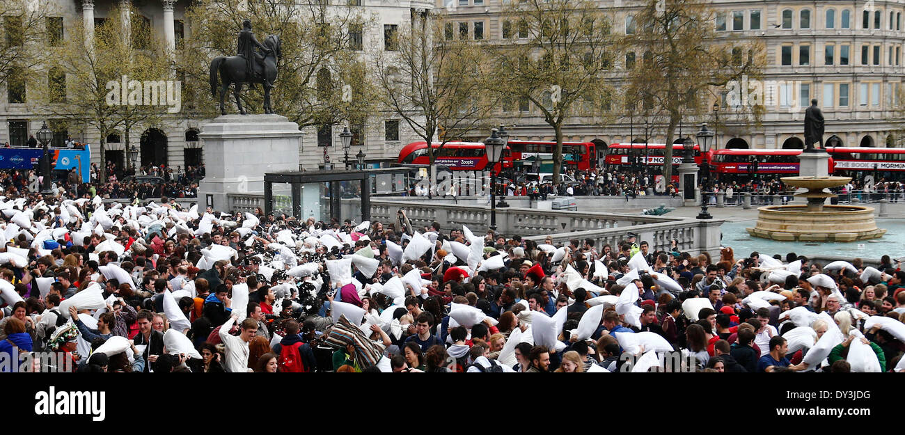 London, UK. 6. April 2014. Menschen nehmen Teil in einer Kissenschlacht auf dem Trafalgar Square in central London, Großbritannien, am 5. April 2014 statt. Kissenschlachten waren am Samstag in mehr als 100 Städten auf der ganzen Welt anlässlich des diesjährigen internationalen Kissen kämpfen Tag ins Leben gerufen.  Bildnachweis: Xinhua/Yin Gang/Alamy Live-Nachrichten Stockfoto
