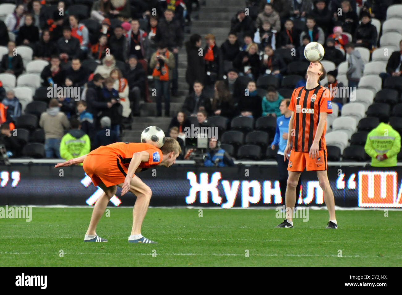 Jungen zeigen Freestyle mit den Ball während des Spiels zwischen "Schachtjor" und "Dnepr im Donbass-Arena-Stadion Stockfoto