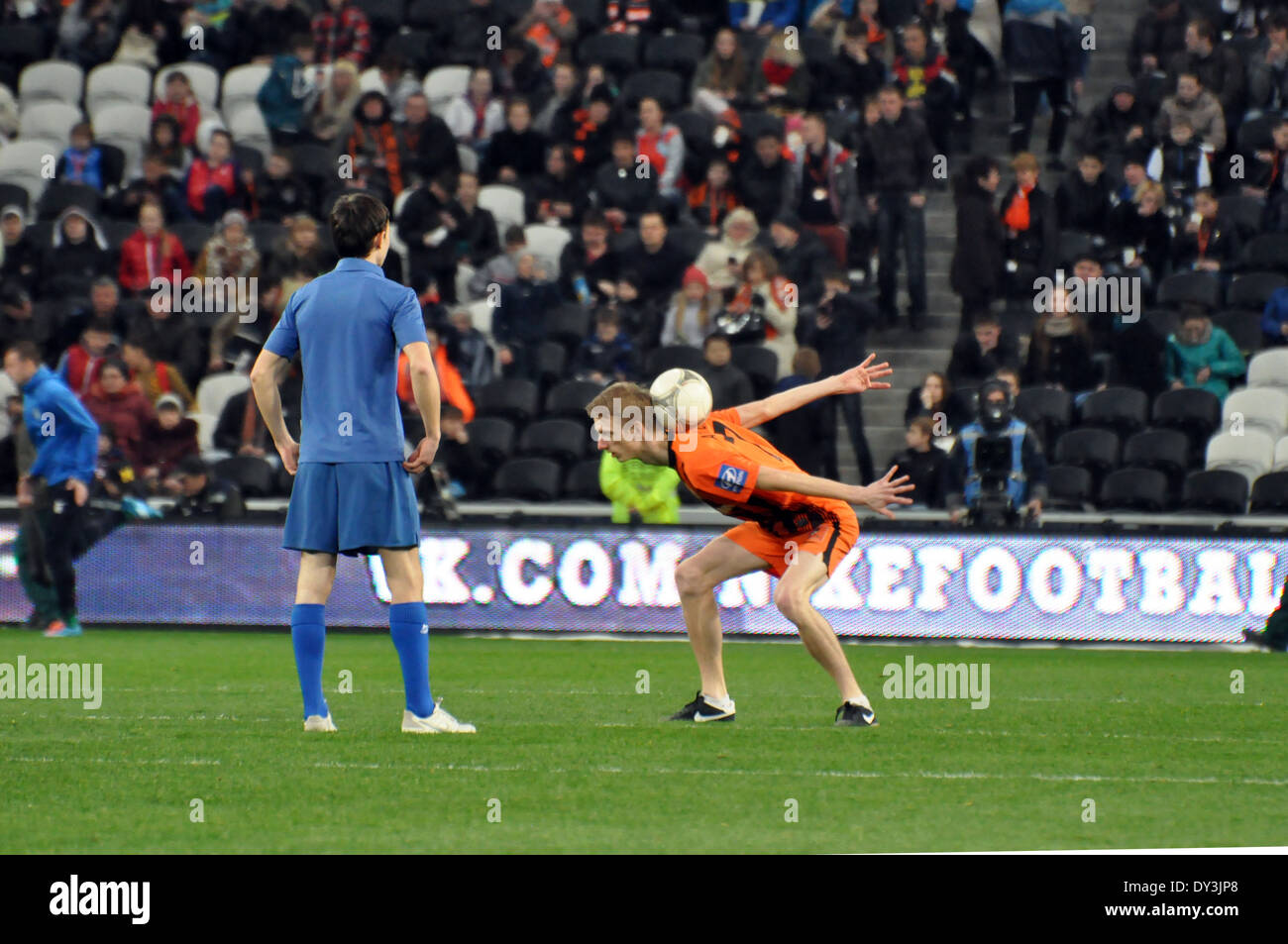 Jungen zeigen Freestyle mit den Ball während des Spiels zwischen "Schachtjor" und "Dnepr im Donbass-Arena-Stadion Stockfoto
