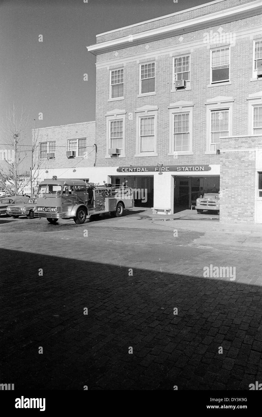 Eine Fotografie von Gebäuden in Hattiesburg, Mississippi, aufgenommen 1965, die die städtische Landschaft und die architektonischen Entwicklungen der Mitte des 20. Jahrhunderts erfasst. Stockfoto