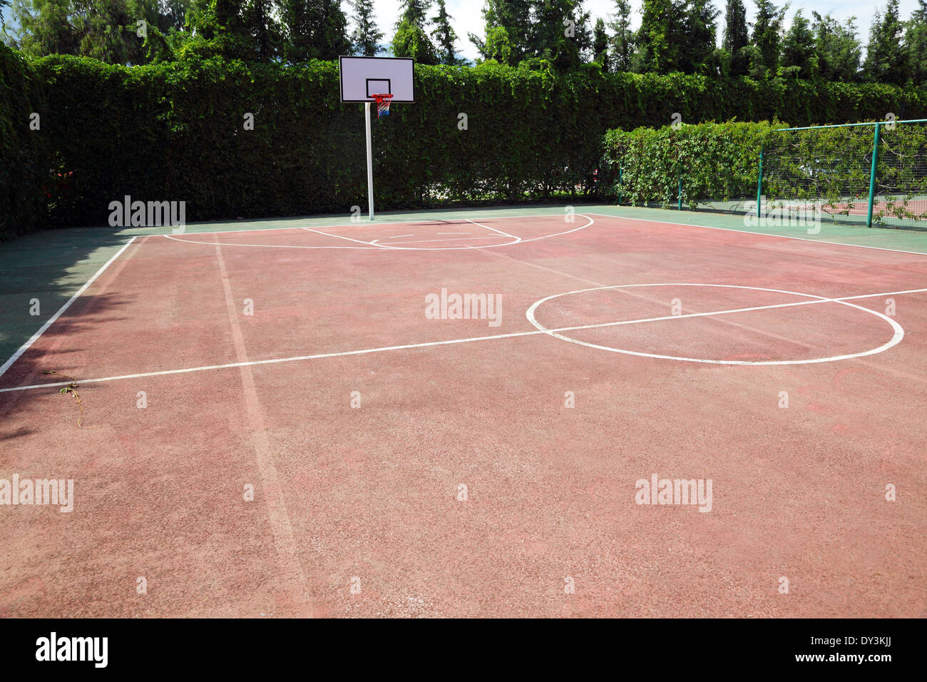 Outdoor-Spielplatz für Basketball, rote Sportboden Stockfoto