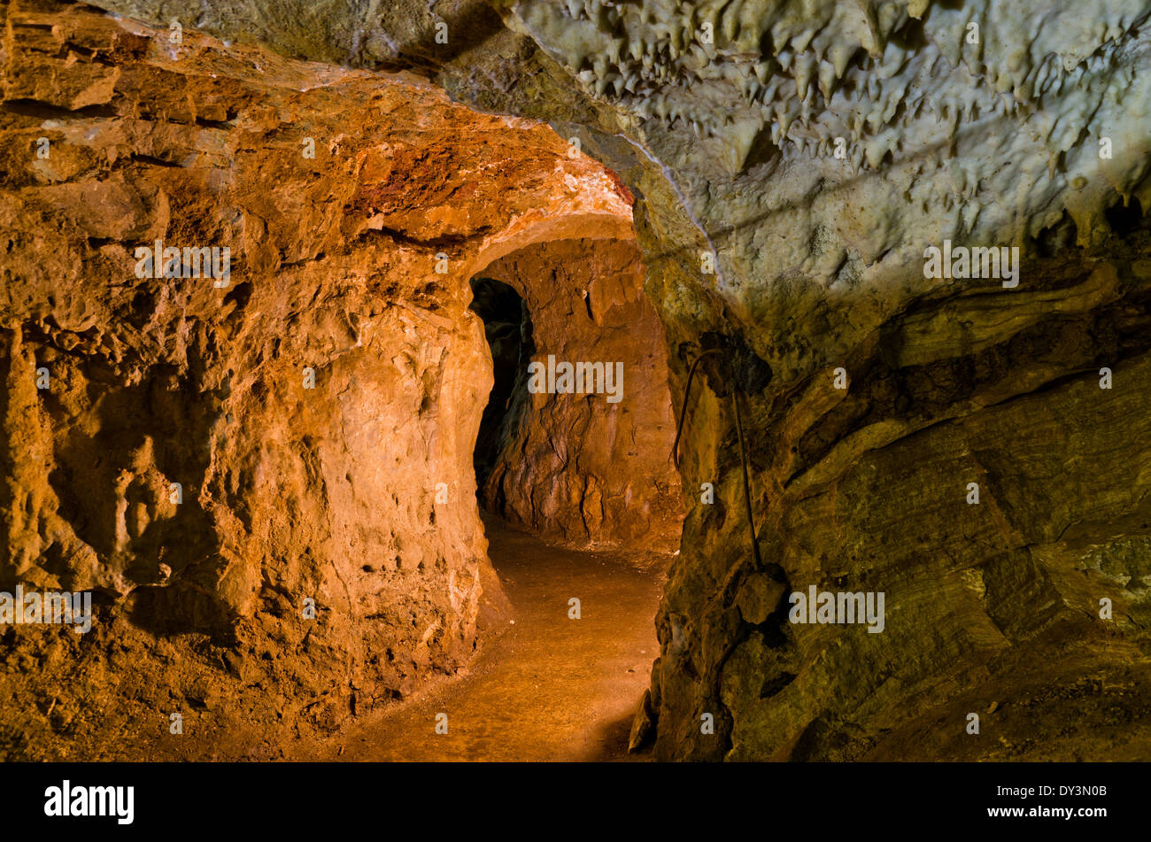 Abenteuer durch beleuchtete Labyrinth der unterirdischen Höhle Korridore Stockfoto