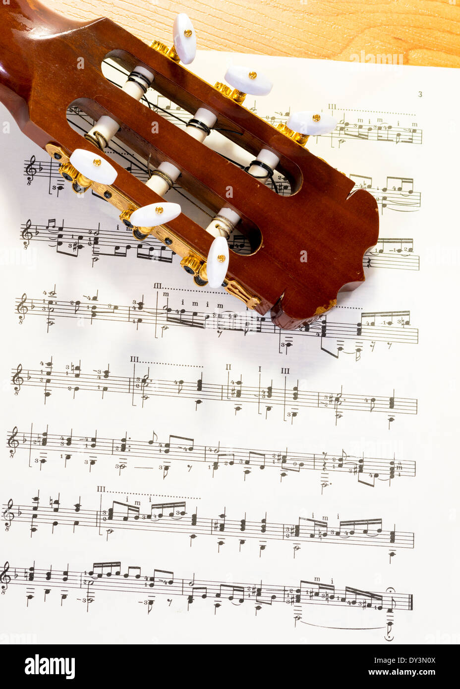 Gitarrenhals und Noten Stockfoto