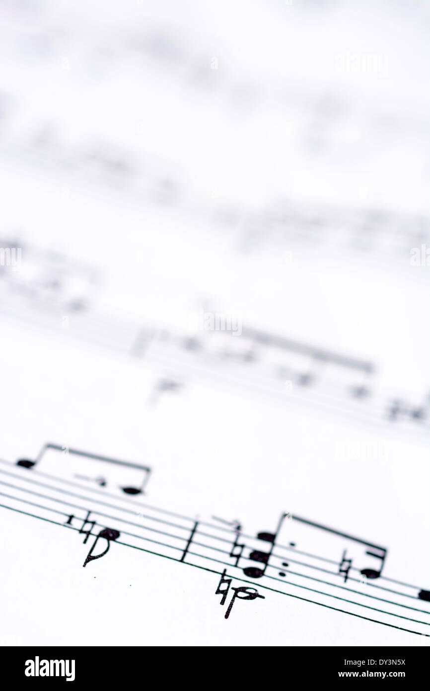 Musiknoten geschrieben und spielbereit Stockfoto