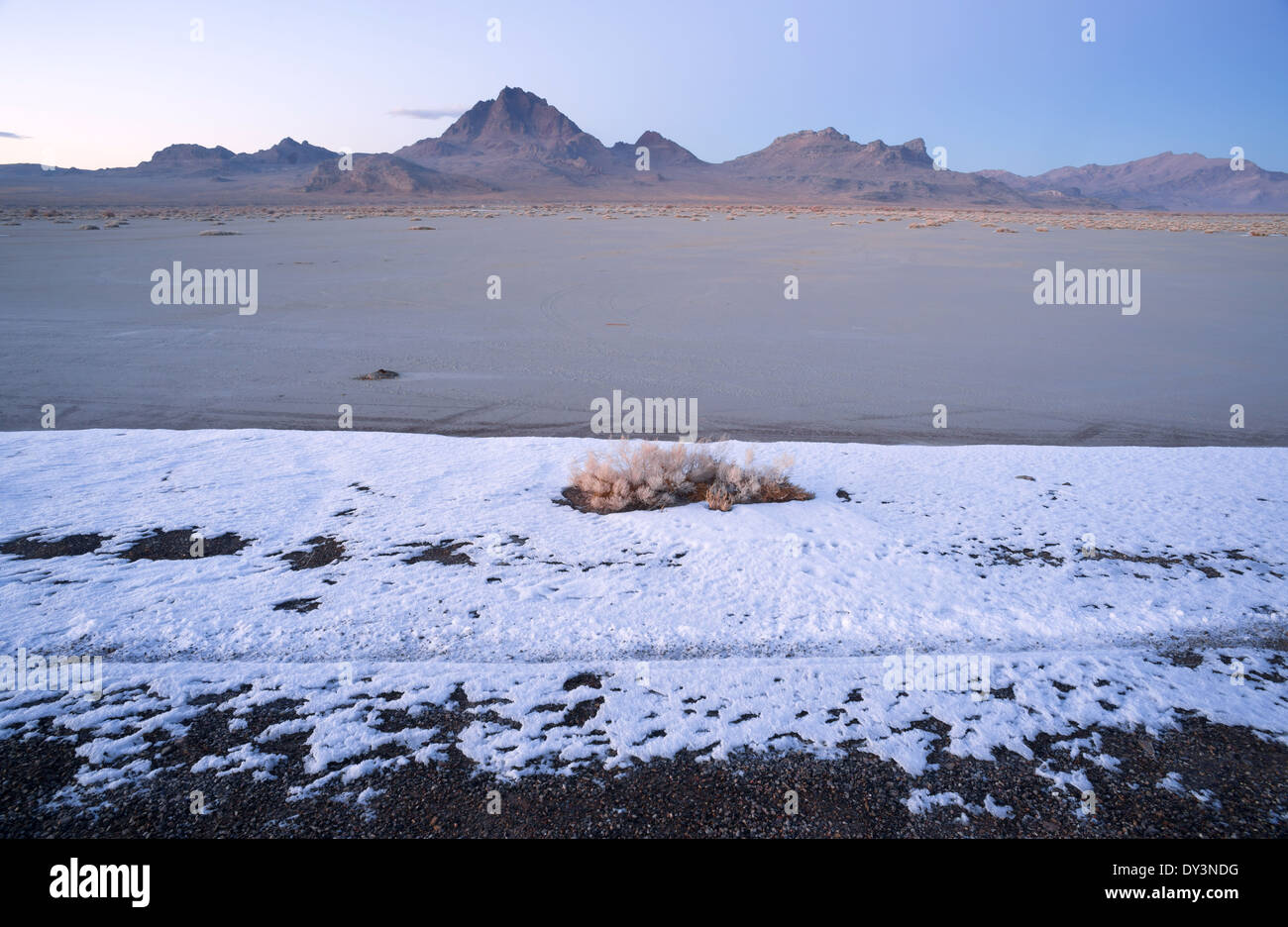 Das Salz schmilzt den Schnee zuerst auf den Flats bei Sonnenuntergang Stockfoto