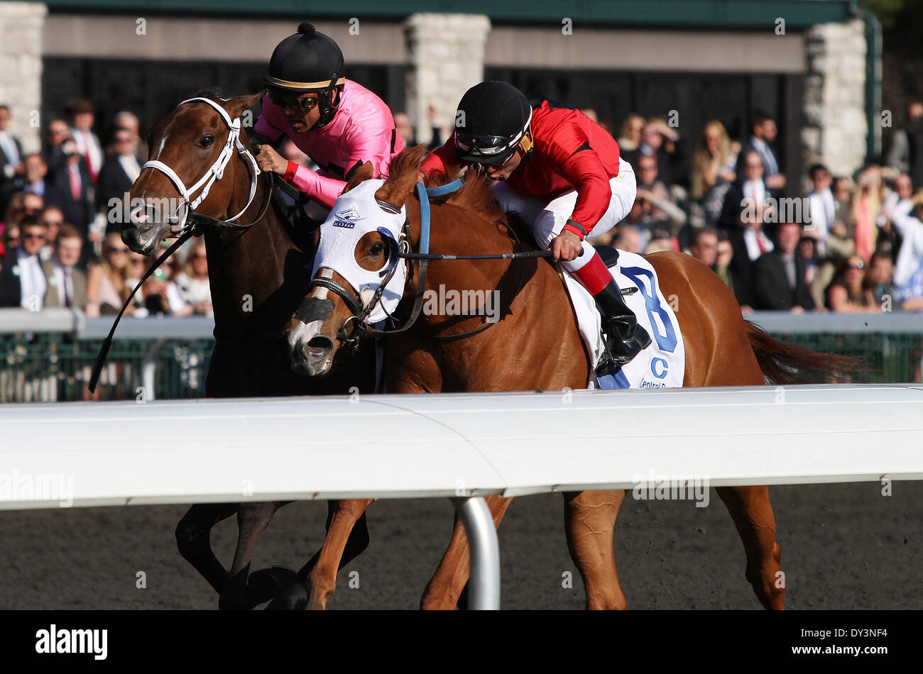 Lexington, KY, USA. 5. April 2014. 5. April 2014: #8 Rosalind und jockey Joel Rosario und #2 Zimmerservice und Jockey, Shaun Bridgmohan gewinnt ein totes Rennen im 77. Rennen von der Zentralbank Ashland Grade 1 $500.000 bei Keeneland Rennstrecke. Rosalind ist von Kenneth McPeek geschult und im Besitz von Landaluce Educe Ställe und Zimmerservice ist von Wayne Catalano geschult und im Besitz von Gary und Mary West. Candice Chavez/ESW/CSM/Alamy Live-Nachrichten Stockfoto