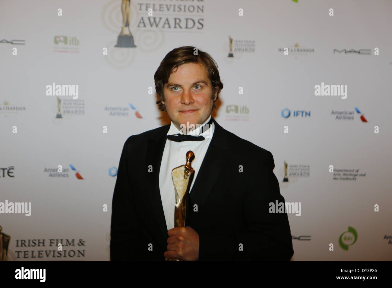 Dublin, Irland. 5. April 2014. Irischer Schauspieler Peter Coonan präsentiert seine IFTA Award als bester Schauspieler in einer stützenden Rolle im Fernsehen für seine Rolle in der irischen Krimi-Drama Love/Hate. Bei der 11. Irish Film & Television Awards-Zeremonie in Dublin haben mehr als 20 Auszeichnungen ausgehändigt worden. Der irische Präsident Michael D. Higgins hat einen hervorragenden Beitrag Ehrenpreis für seine Beiträge zur irischen Film- und TV-Industrie erhalten. Bildnachweis: Michael Debets/Alamy Live-Nachrichten Stockfoto