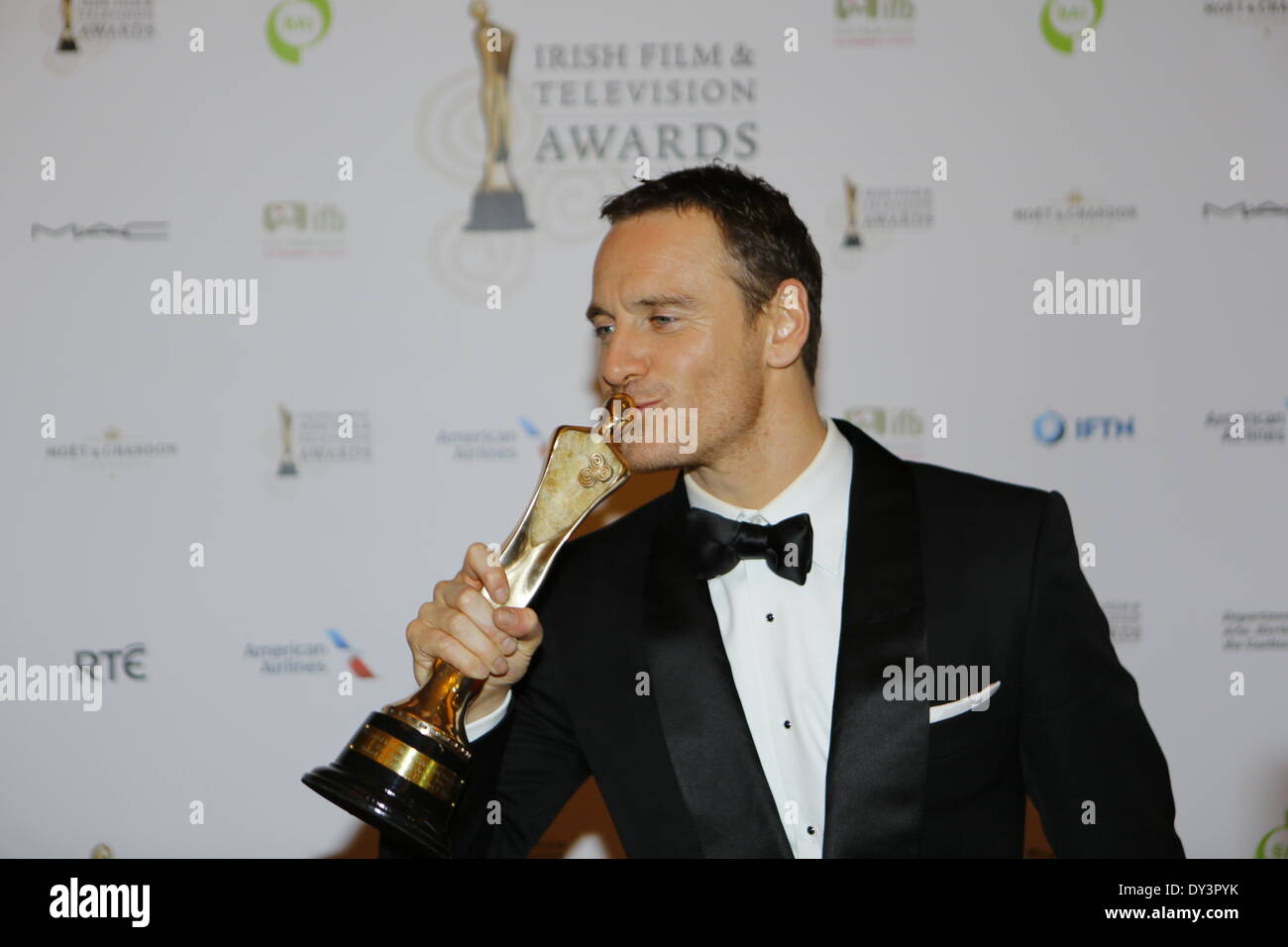 Dublin, Irland. 5. April 2014. Deutsch-Irische Schauspieler Michael Fassbender präsentiert seine IFTA Award für den besten unterstützt Schauspieler Film für seine Rolle in dem Film "12 Jahre A Slave". Bei der 11. Irish Film & Television Awards-Zeremonie in Dublin haben mehr als 20 Auszeichnungen ausgehändigt worden. Der irische Präsident Michael D. Higgins hat einen hervorragenden Beitrag Ehrenpreis für seine Beiträge zur irischen Film- und TV-Industrie erhalten. Bildnachweis: Michael Debets/Alamy Live-Nachrichten Stockfoto