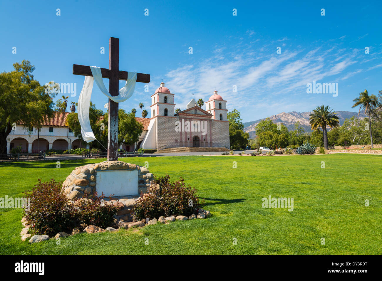 Mission Santa Barbara in Santa Barbara, Kalifornien mit einem Crosee und einem himmelblauen Hintergrund Stockfoto