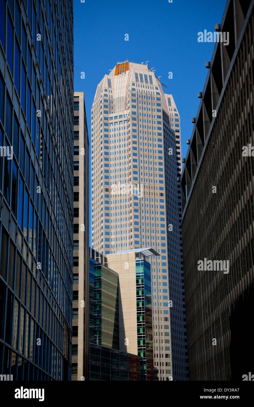 Ein Mellon Bank Center gesehen zwischen den Gebäuden in der Innenstadt von Pittsburgh, Pennsylvania, Stockfoto