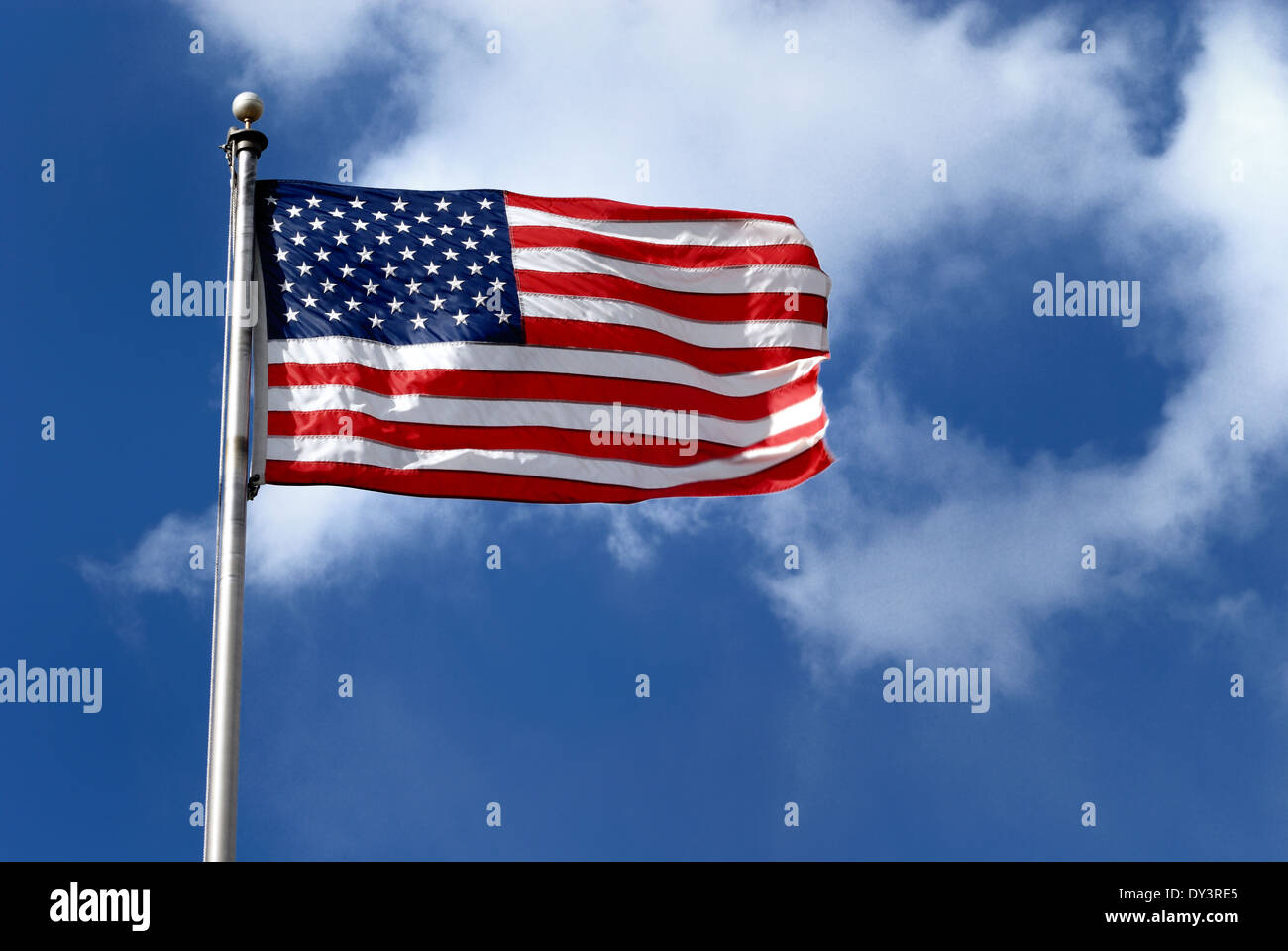 Eine amerikanische Flagge fliegt gegen ein bewölkter Himmel. Stockfoto