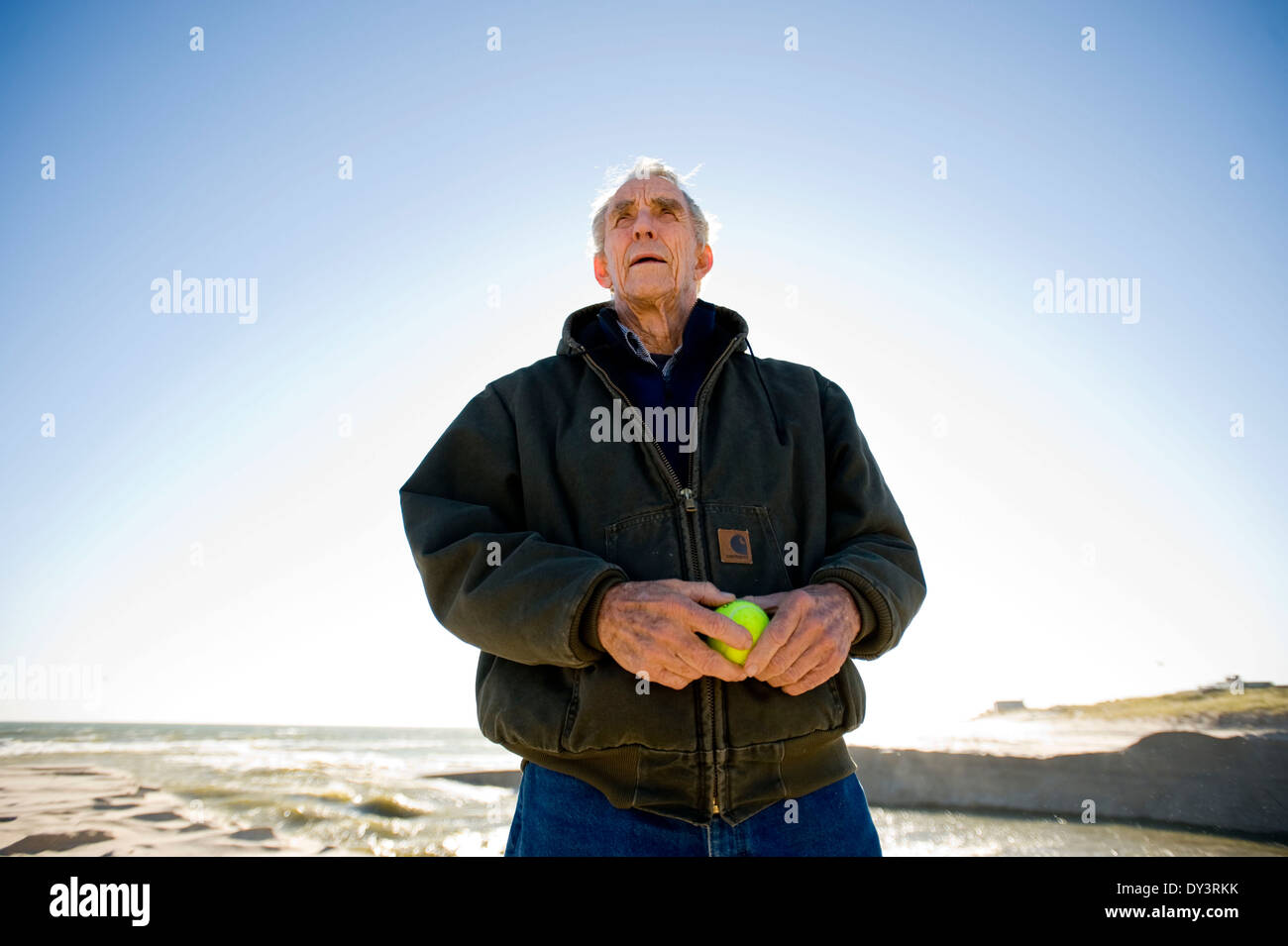 31.10.08 - Autor Peter Matthiessen Sagg Main Beach in der Nähe seines Hauses in Sagaponack, New York, 31. Oktober 2008. Matthiessen starb 05.04.14 Stockfoto