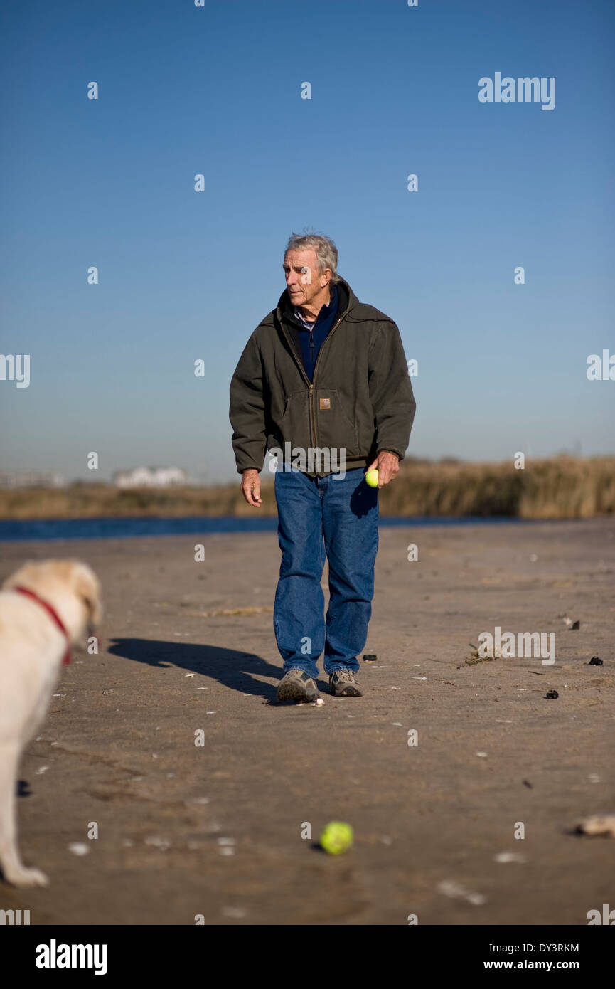 31.10.08 - Autor Peter Matthiessen Sagg Main Beach in der Nähe seines Hauses in Sagaponack, New York, 31. Oktober 2008. Matthiessen starb 05.04.14 Stockfoto