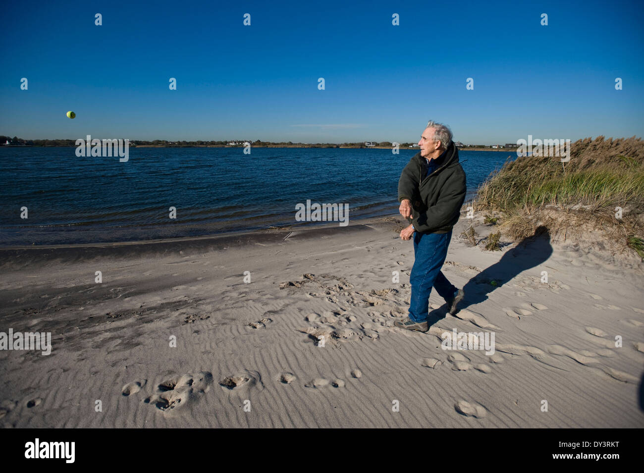 31.10.08 - Autor Peter Matthiessen Sagg Main Beach in der Nähe seines Hauses in Sagaponack, New York, 31. Oktober 2008. Matthiessen starb 05.04.14 Stockfoto