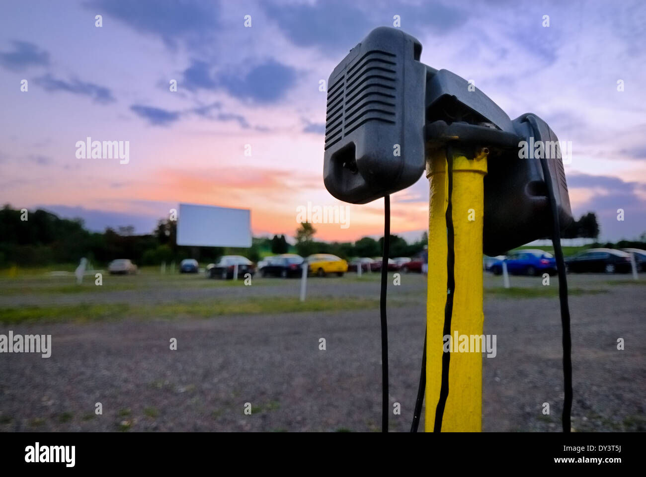 Auto-Lautsprecher im Vordergrund in diesem Bild, aufgenommen in der Abenddämmerung am zuverlässig fahren In gefunden Moon Township, Pennsylvania. Stockfoto