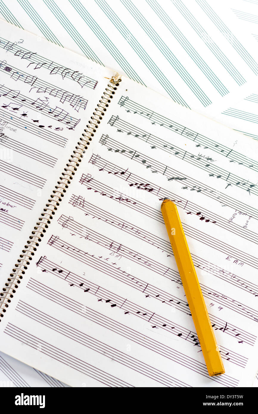 Handschriftliche Noten und Holz Bleistift Stockfoto
