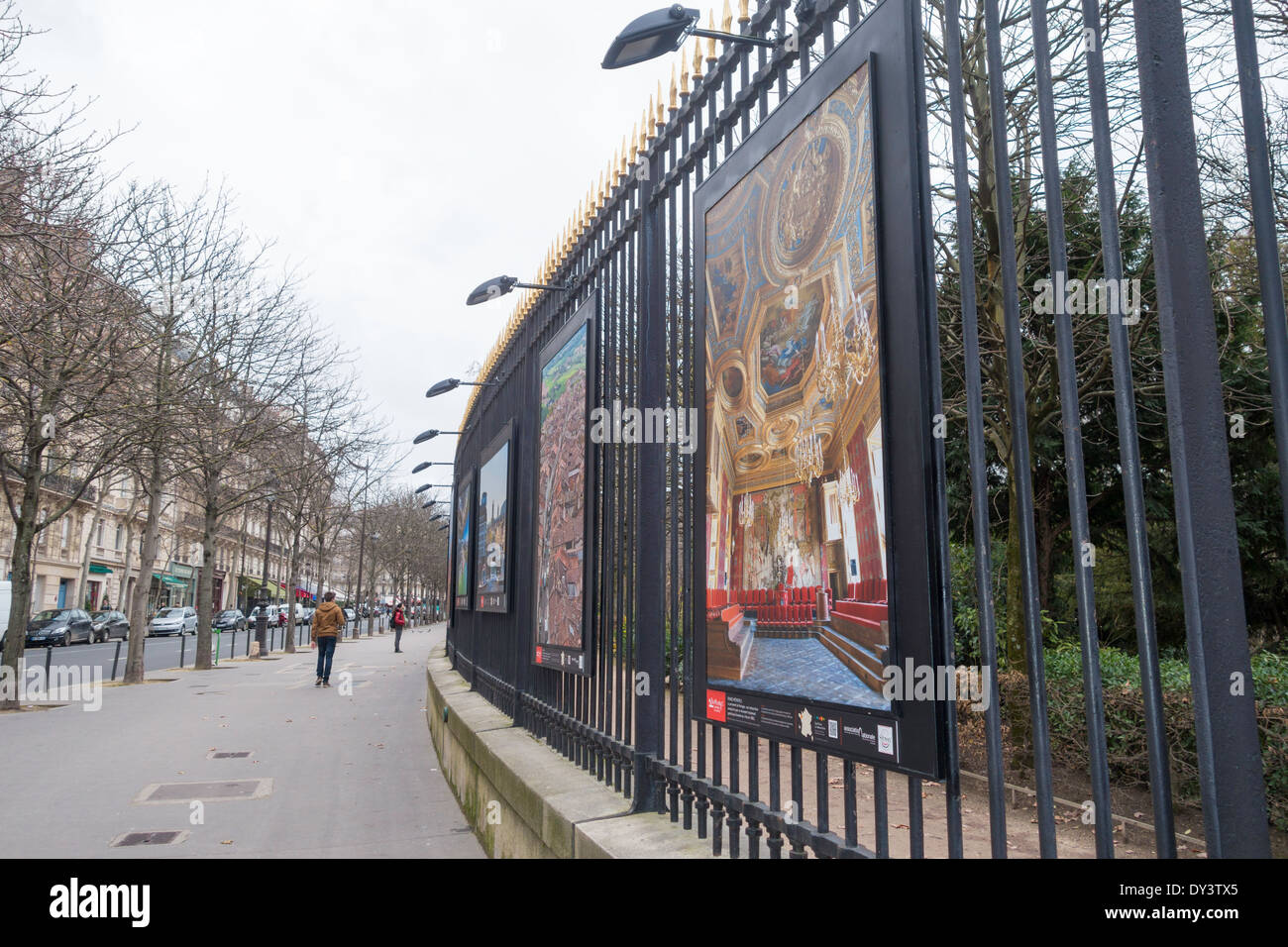 Fotoausstellung "[Patrimoines L'Histoire En Mouvement]" auf die Eisengitter des Jardin du Luxembourg, Paris, Frankreich Stockfoto