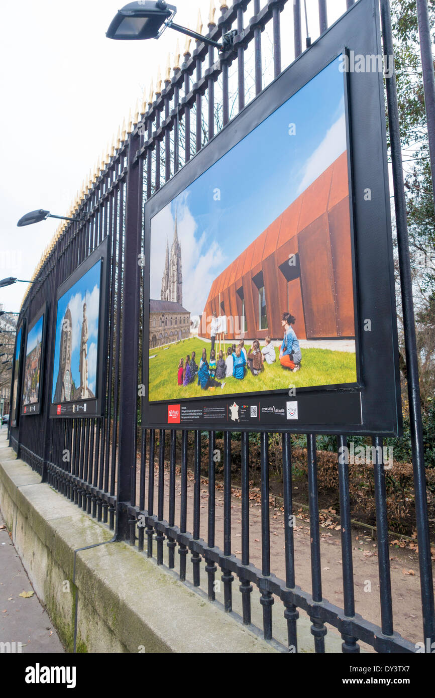 Fotoausstellung "[Patrimoines L'Histoire En Mouvement]" auf die Eisengitter des Jardin du Luxembourg, Paris, Frankreich Stockfoto