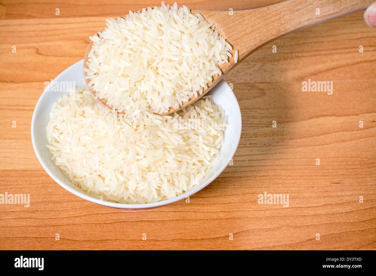 Holzlöffel schöpft, etwas Reis Stockfoto