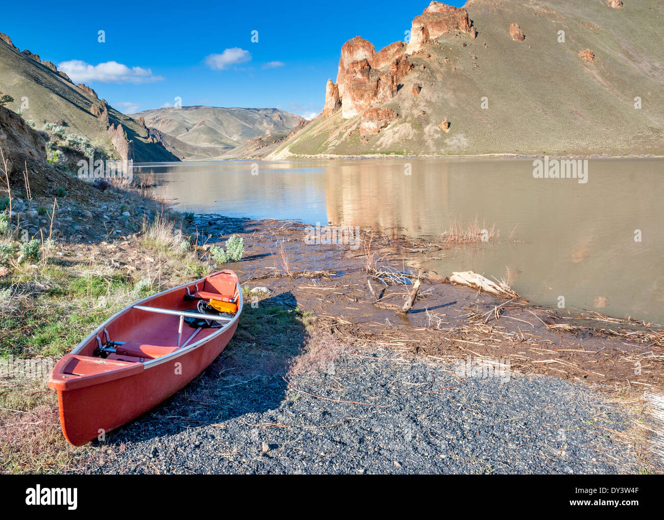 Kanu geparkt am Ufer eines Sees Stockfoto