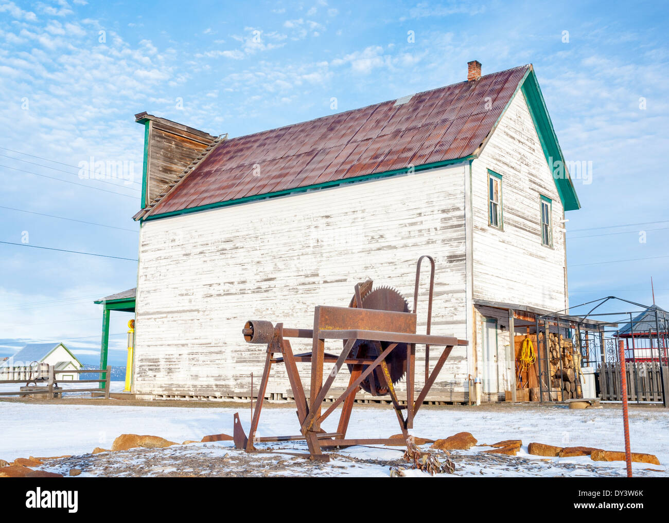 Old Country Store mit rostigen Säge Stockfoto