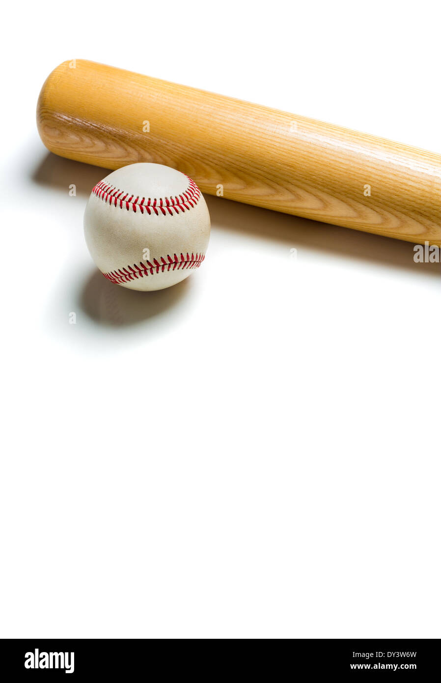 Eine hölzerne Baseball-Schläger und Ball auf einem weißen Hintergrund Stockfoto