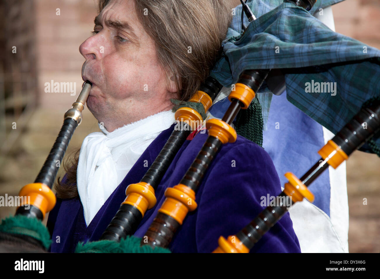 Ian McFadden (MR), ein schottischer Dudelsackspieler, ein Mitglied der Tribe-Gruppe von Darstellern und Re-enactors bei der schottischen Heimkehr-Veranstaltung in Arboath Abbey am schottischen Tartan-Tag, April 2014. Eine Attraktion, die von der schottischen Regierung finanziert wird, um im Jahr der Unabhängigkeitsabstimmung den Tourismus anzuziehen. Der Tartantag erinnert an die Unterzeichnung der Erklärung von Arbroath am 6th. April 1320. Stockfoto