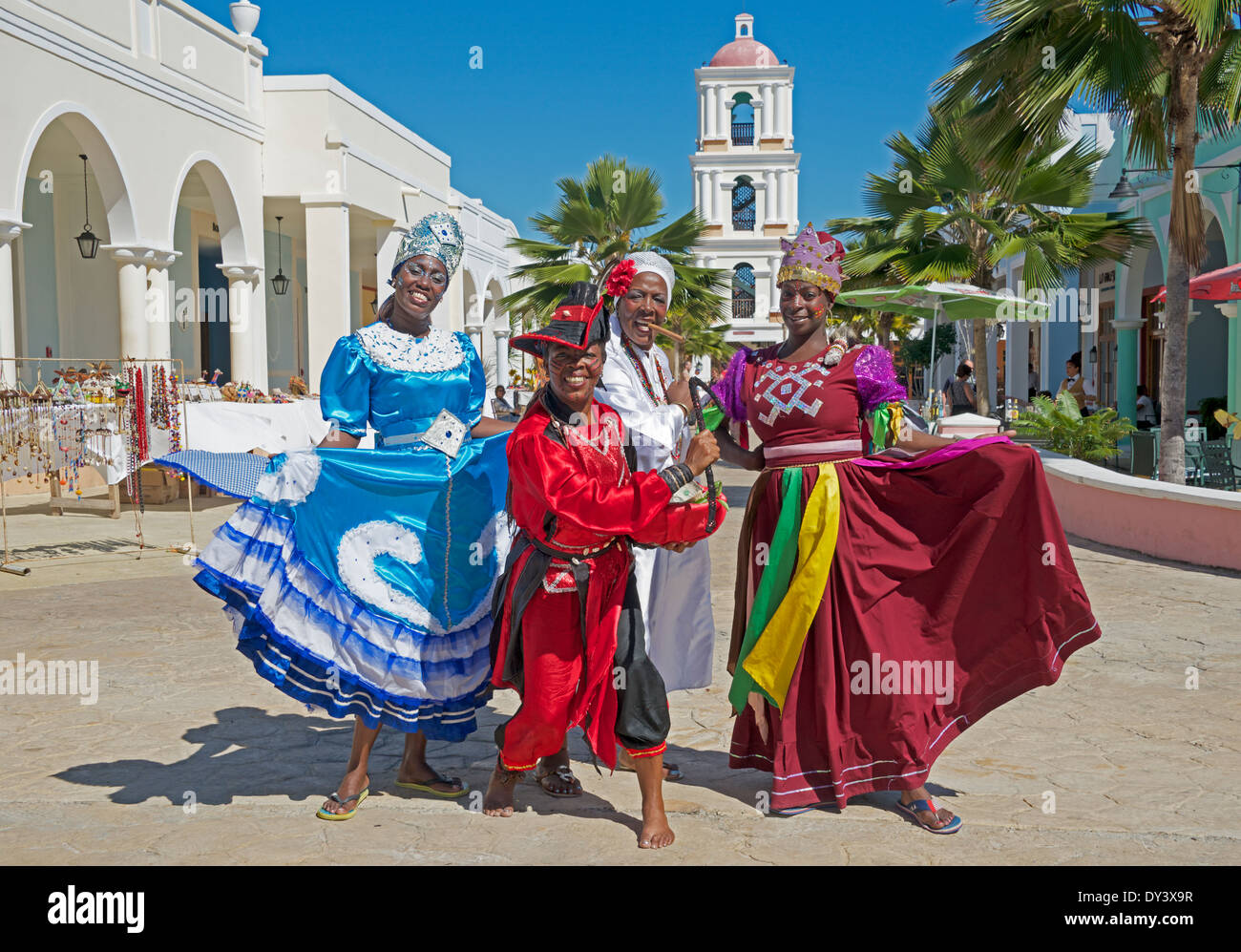 Vier Tänzerinnen in bunten Kostümen Pueblo Estrella Cayo Santa Maria Kuba Stockfoto