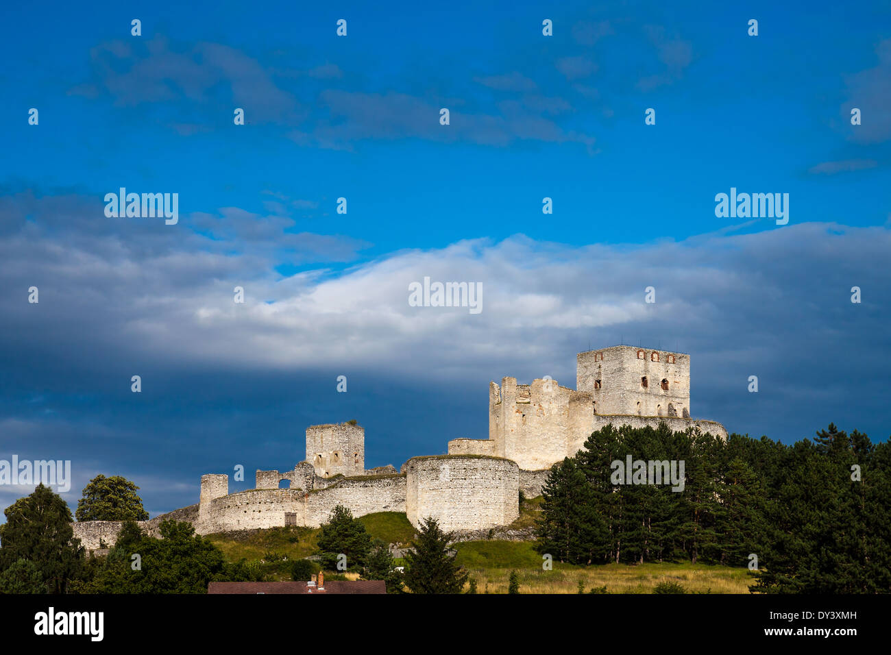 Tschechische Republik - Sommerlandschaft mit mittelalterlichen Burg Stein Ruinen Rabi Stockfoto