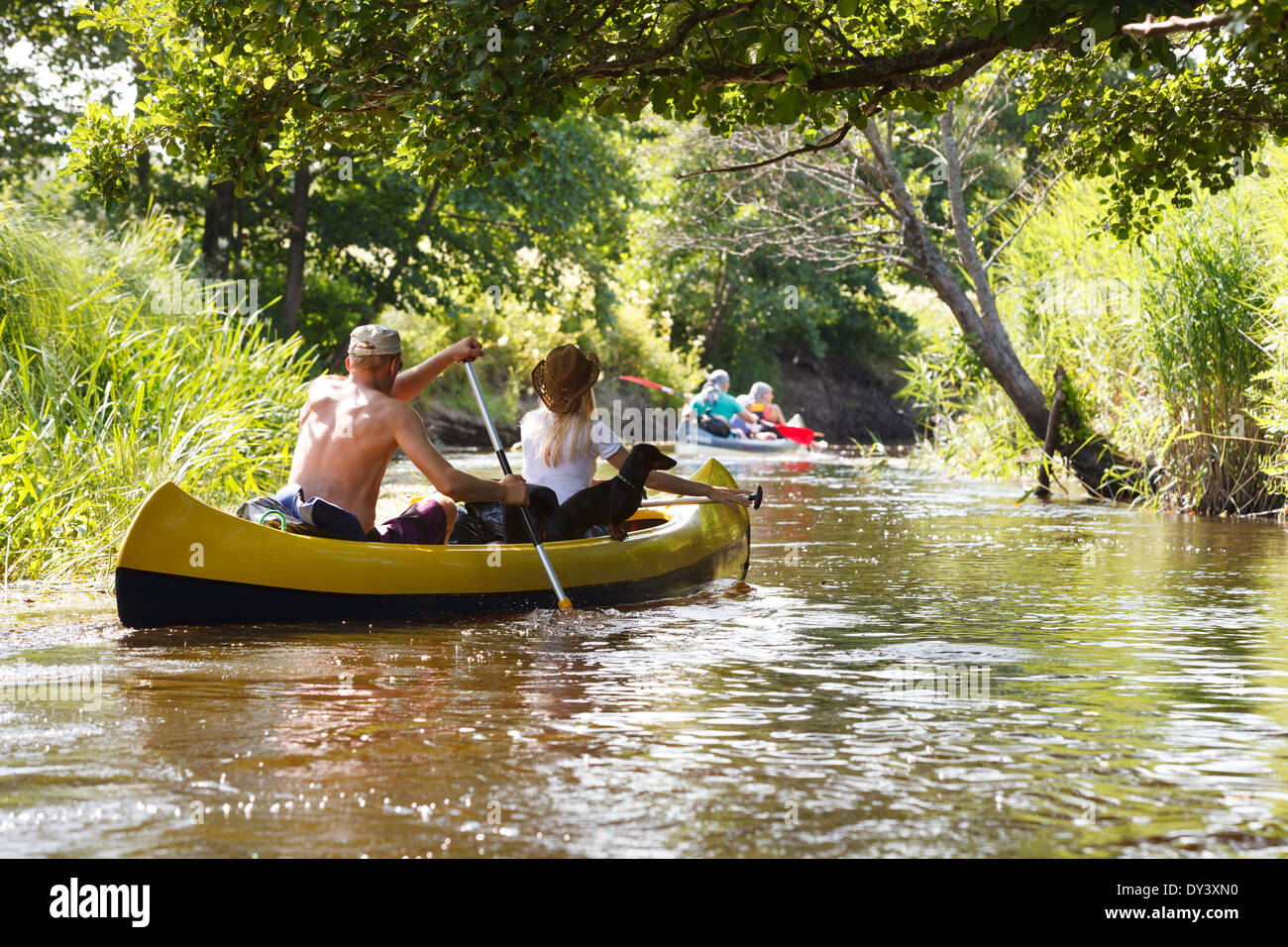 Menschen am kleinen Fluss Bootfahren und Spaß Stockfoto