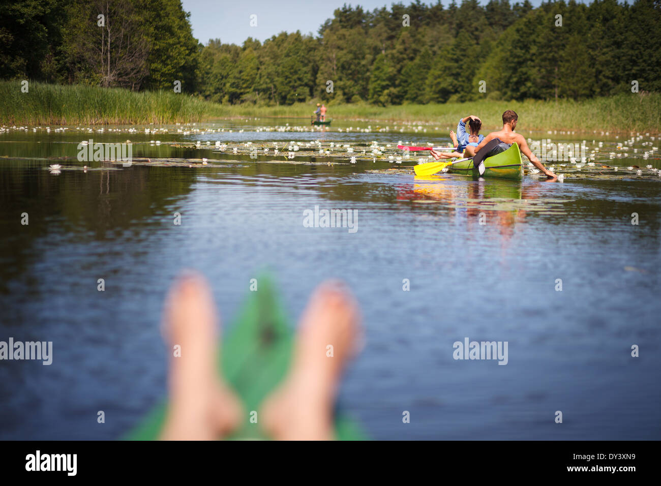 Menschen am kleinen Fluss Bootfahren und Spaß Stockfoto
