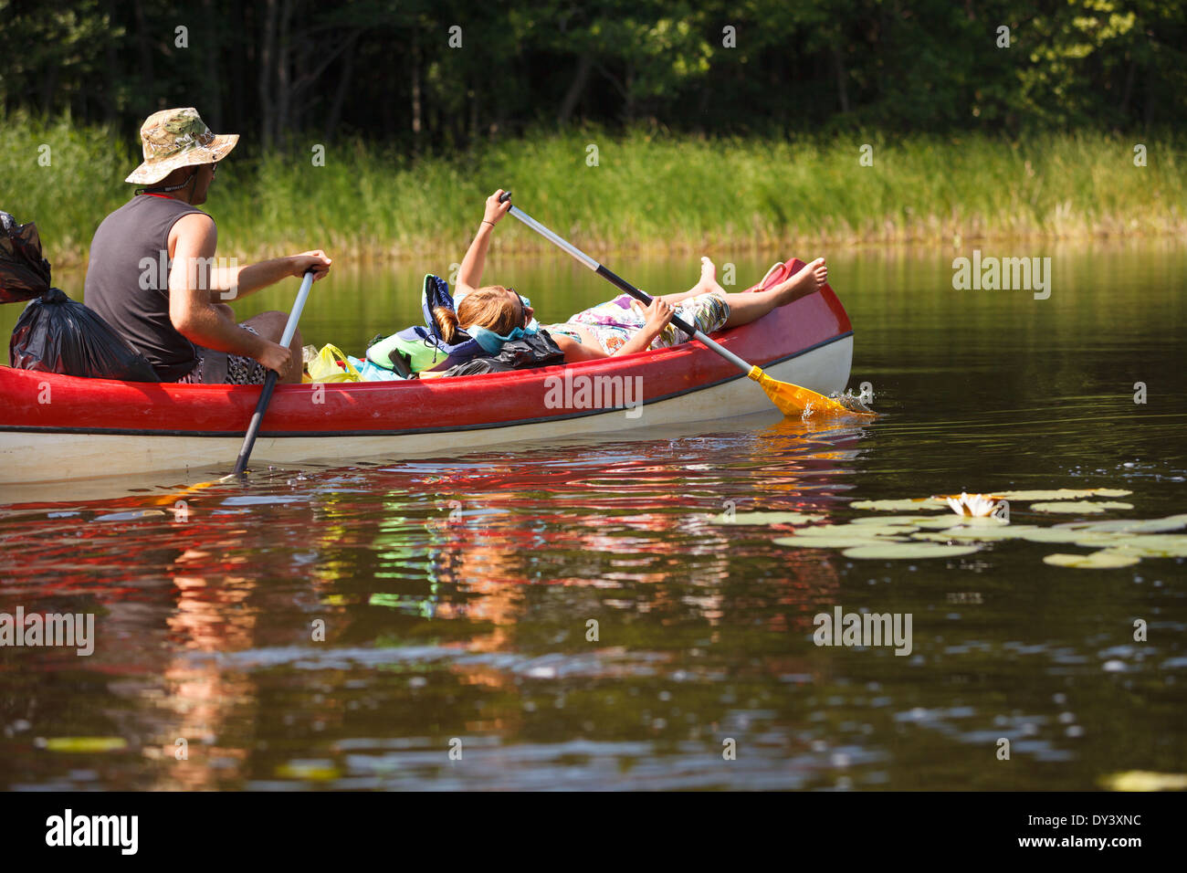 Menschen am kleinen Fluss Bootfahren und Spaß Stockfoto