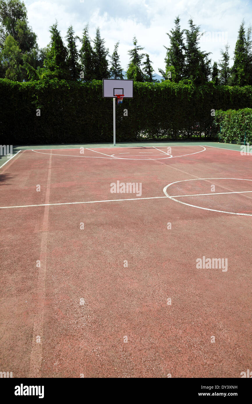 Outdoor-Spielplatz für Basketball, rote Sportboden Stockfoto