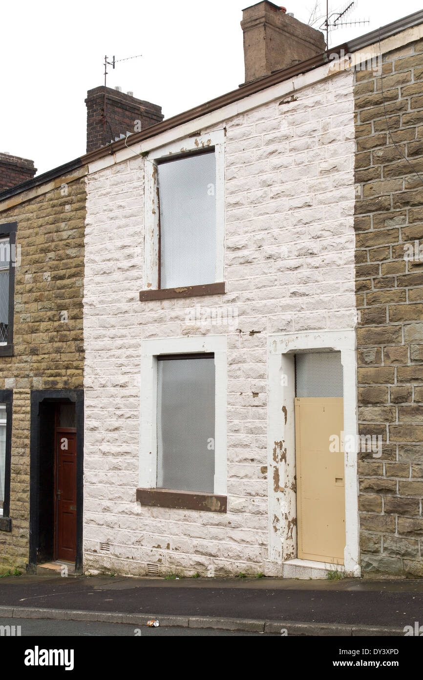 Renovierung von terrassenförmig angelegten Wohnungen im Woodnook Bereich der Accrington, Lancashire England Stockfoto