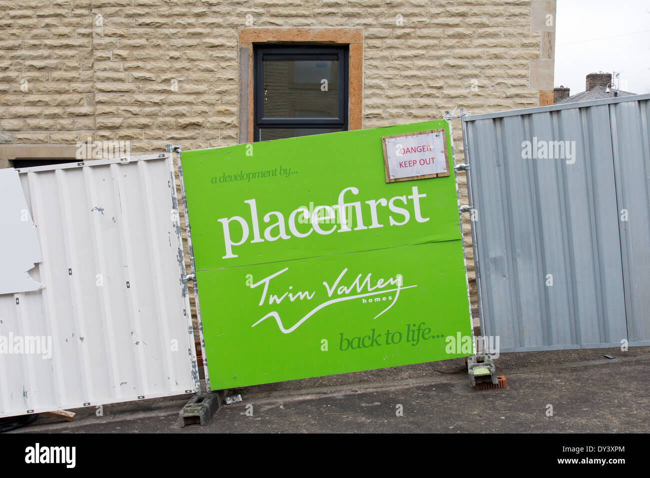 Renovierung von terrassenförmig angelegten Wohnungen im Woodnook Bereich der Accrington, Lancashire England Stockfoto