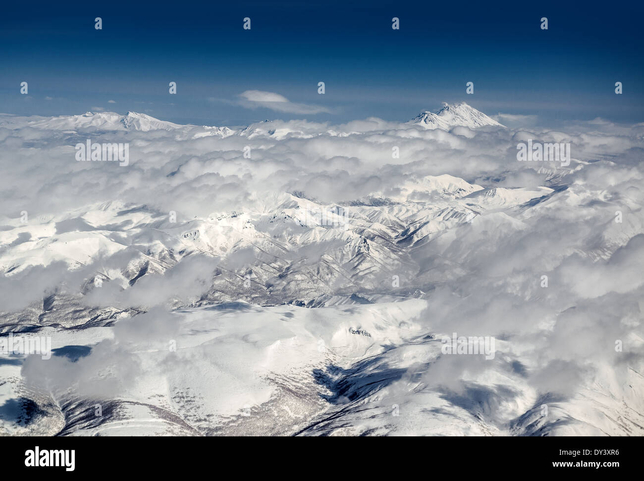 Wolkengebilde über Vulkanen Koryaksky und Avachinskaya Stockfoto