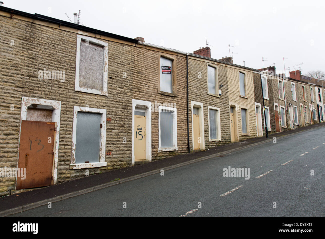 Renovierung von terrassenförmig angelegten Wohnungen im Woodnook Bereich der Accrington, Lancashire England Stockfoto